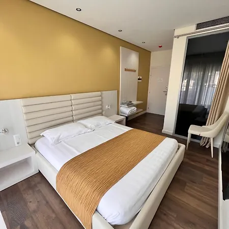 Hotel Maxi *