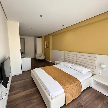 Maxi Hotel