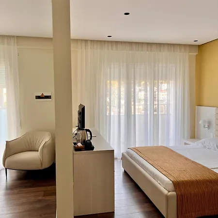 Maxi Hotel *