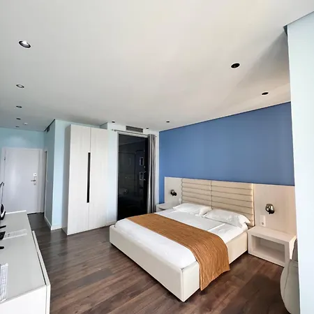 Maxi Hotel *