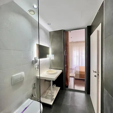 Maxi Hotel *