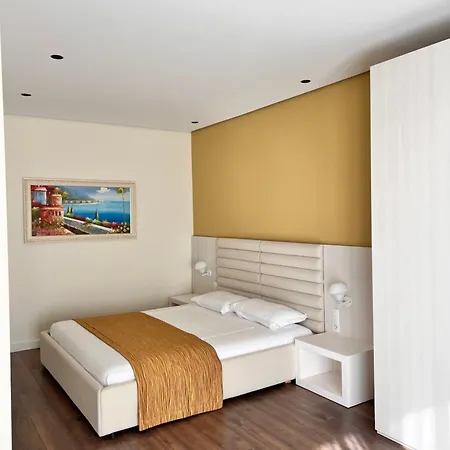 فندق Maxi فلورا