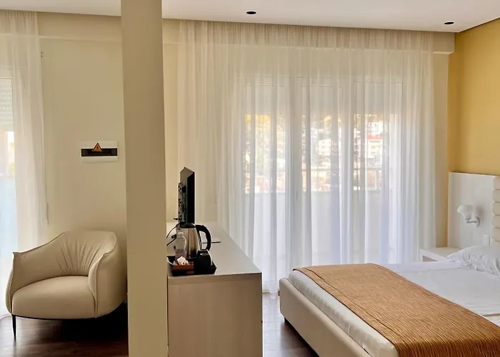 Maxi Hotel *